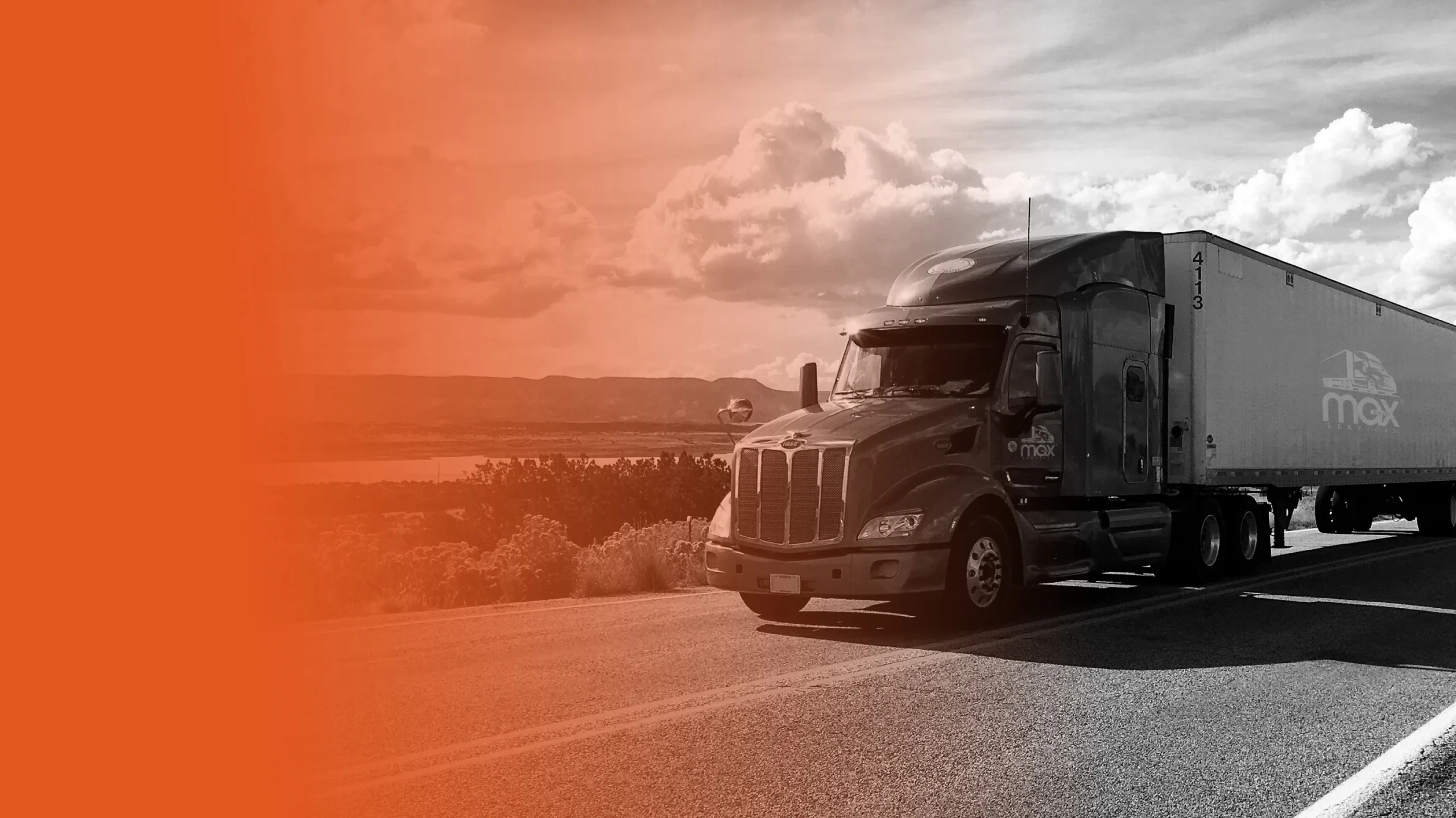 Flota de Max Logistic Services en carretera